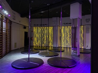 Sala de Queens Poledancesport con barras de pole